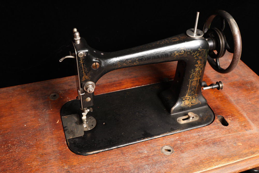 Standard Top A beautiful antique sewing machine that helps you learn all about the sewing machine